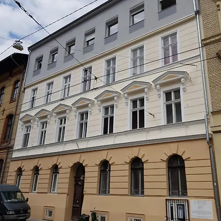 Rottenbiller Gardens 5 *